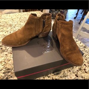 LIKE NEW!!!  Vince Camuto sz 7.5 leather booties.